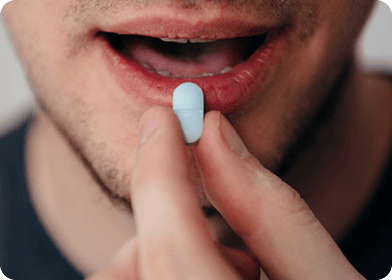 Homem tomando uma cápsula de ALPHARDENTE