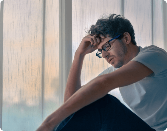 Homem evitando relações por medo de falhar